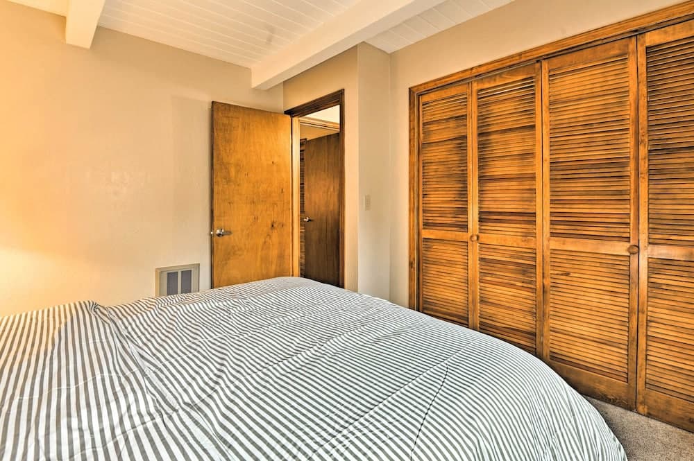 1 Mi to Lake: Secluded Cabin w/ Deck in Munds Park