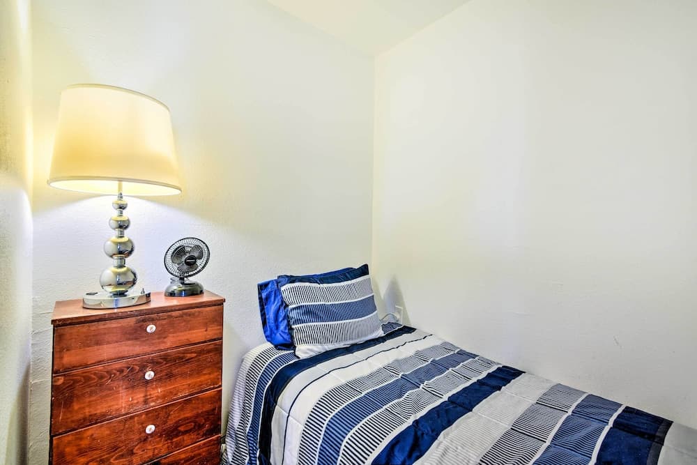 Relaxing Surfside Bunkhouse - Walk to the Beach!