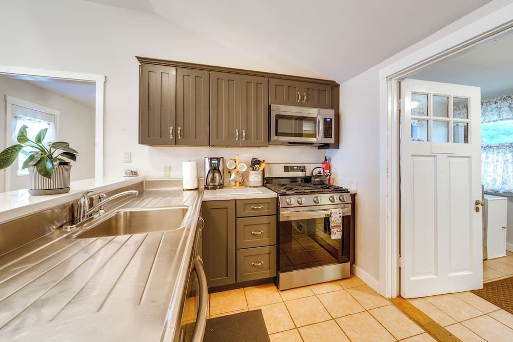 Walk to Beach & Lake: Idyllic Escape in Edinboro!