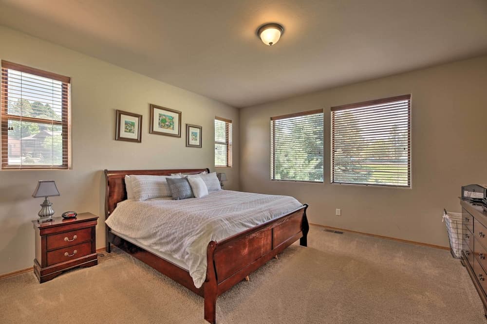 Sunny Show Low Home: Deck, BBQ & Golf Course Views