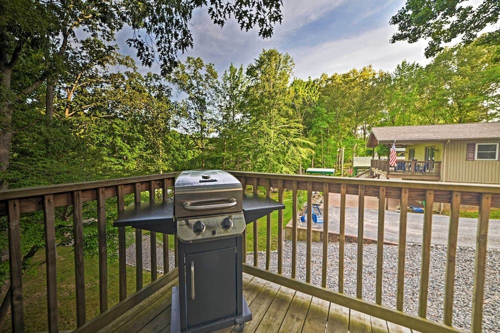 Lake Barkley Home: Private Dock, Kayaks, Fire Pit!