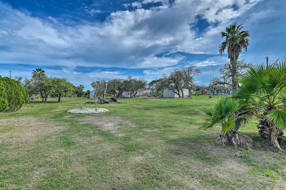 5 Mi to Rockport Beach Park: Studio w/ Porch!