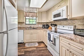 Pet-friendly Crystal River Home w/ Hot Tub!