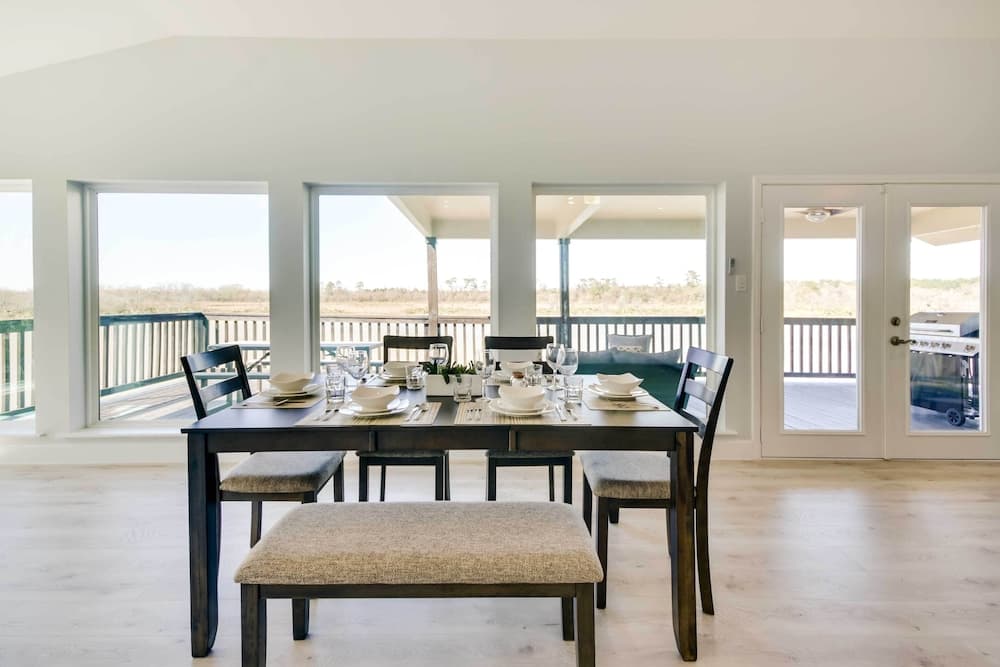 Spacious San Jacinto River Home w/ Waterfront Deck