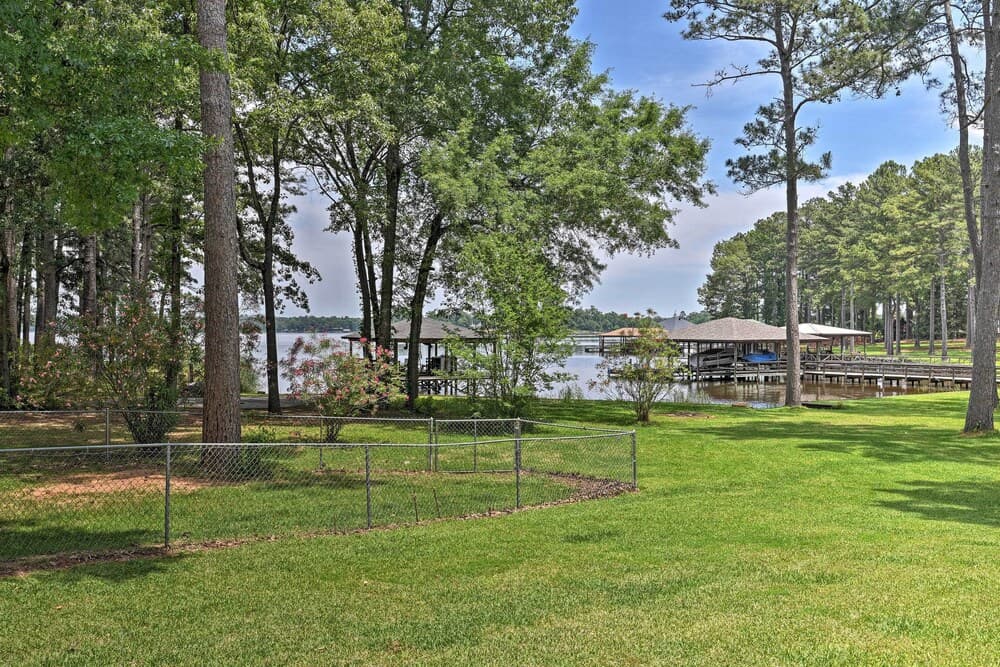 Cozy Lakefront Benton Home ~ 20 Mi to Shreveport!