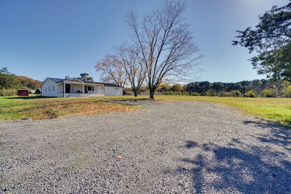 Scenic Home on 20-acre Farm: Families Welcome