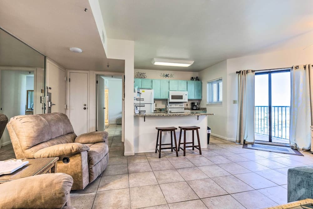 Relaxing Gulf Shores Condo w/ Beach-view Balcony