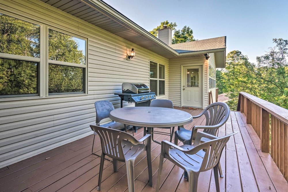 < 2 Mi to Lake Coronado: Apt w/ Grill!