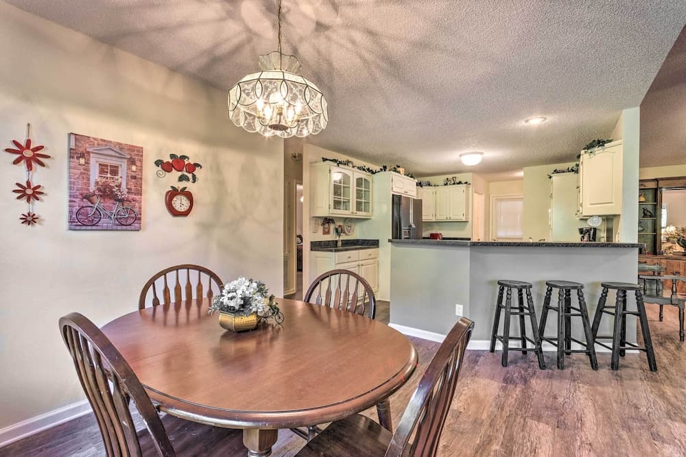 < 2 Mi to Lake Coronado: Apt w/ Grill!