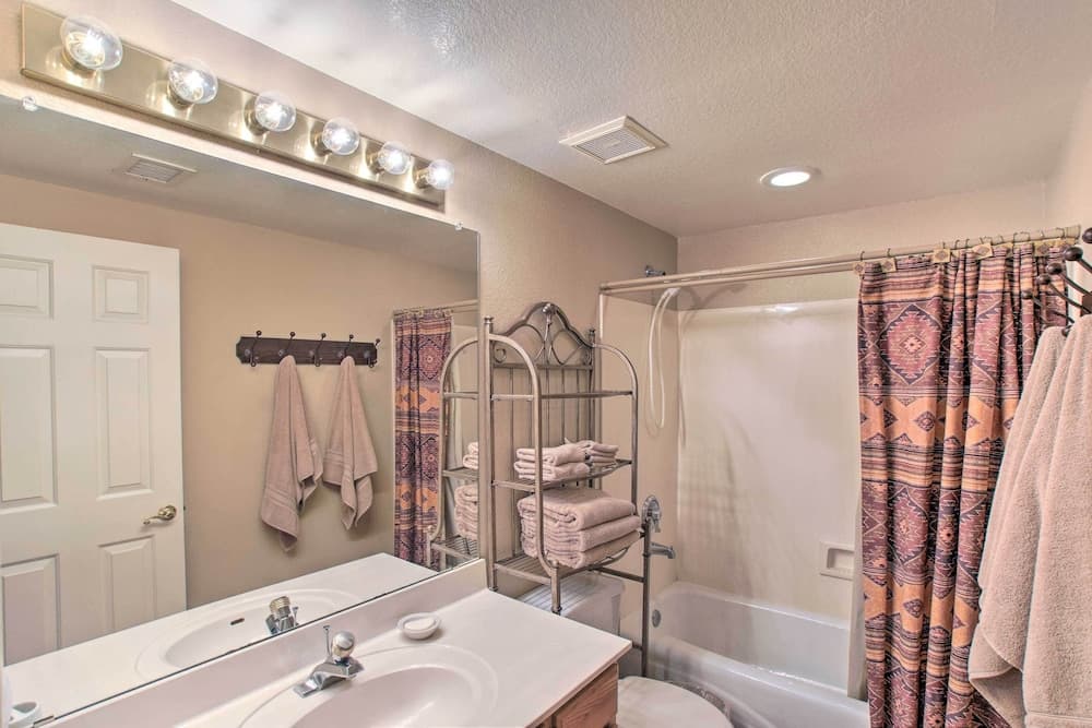 7 Mi to Mill Ave: Bbq-ready Mesa Townhouse