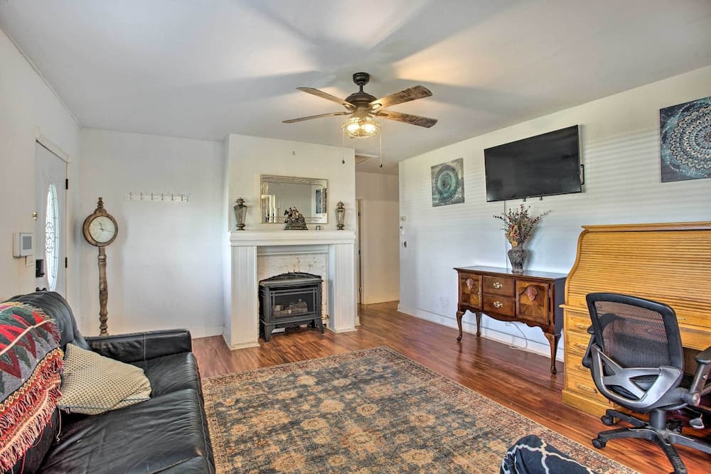 Deck, Grill & Yard: Pet-friendly Van Alstyne Gem!