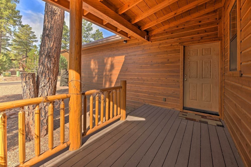 < 4 Mi to Fool Hollow Lake: Cabin w/ Tranquil Deck