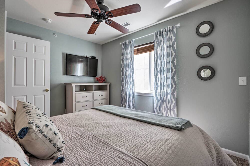 Lakefront Missouri Condo w/ Pool Access & Balcony