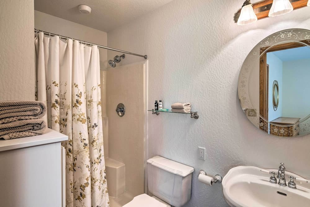 Wine Country Escape w/ Hot Tub in River Pines!