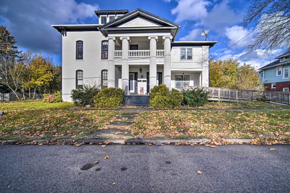 Historic Family Home 2 Mi to Lake Erie & Zoo!