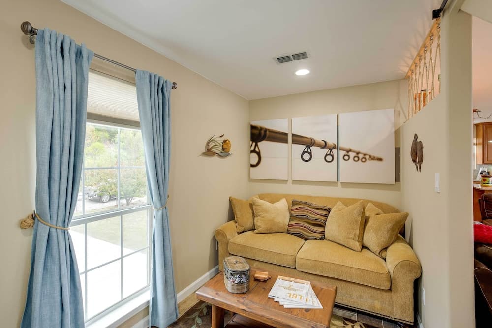 Lake Granbury Fishing Escape w/ Dock & Kayaks!