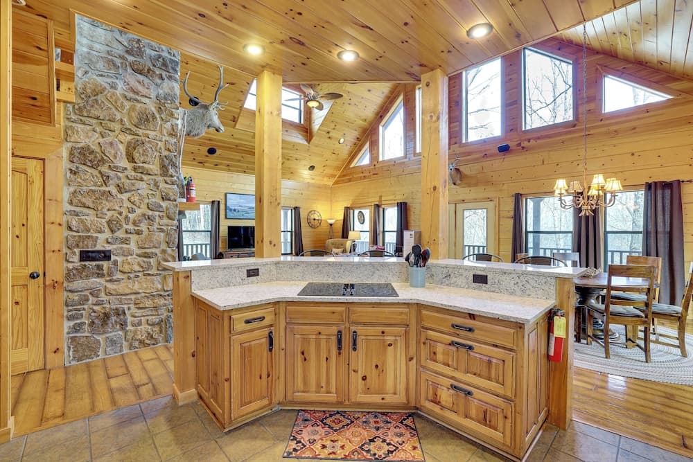 Spacious & Secluded Cabin: 25 Mi to Bentonville!