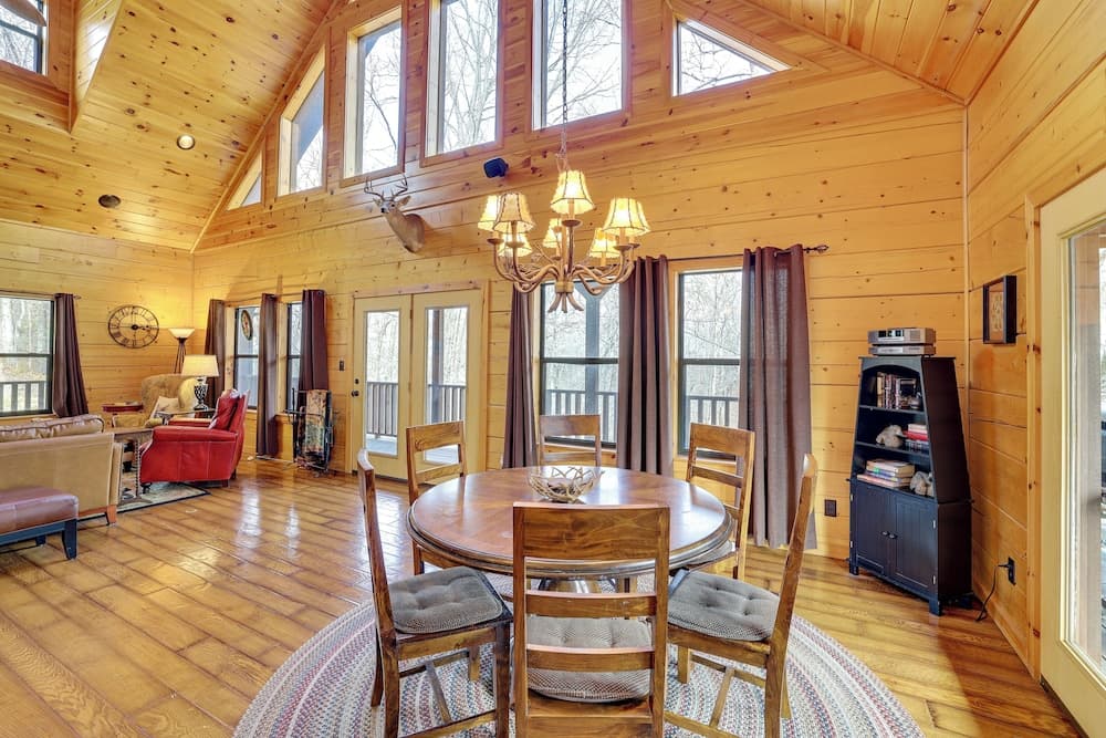 Spacious & Secluded Cabin: 25 Mi to Bentonville!