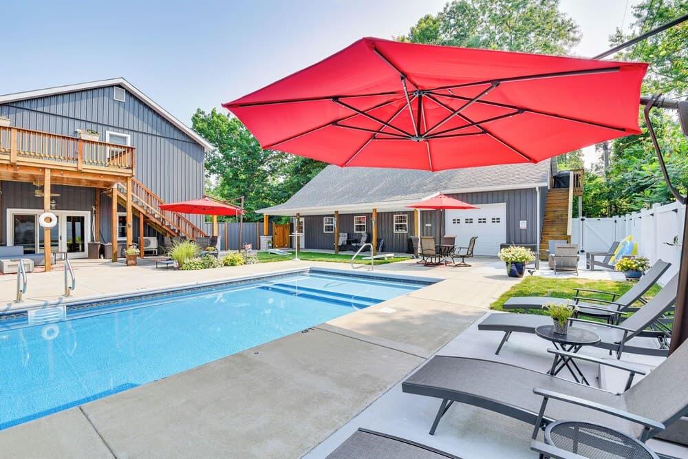 Benton Harbor Apt w/ Balcony + Fire Pit