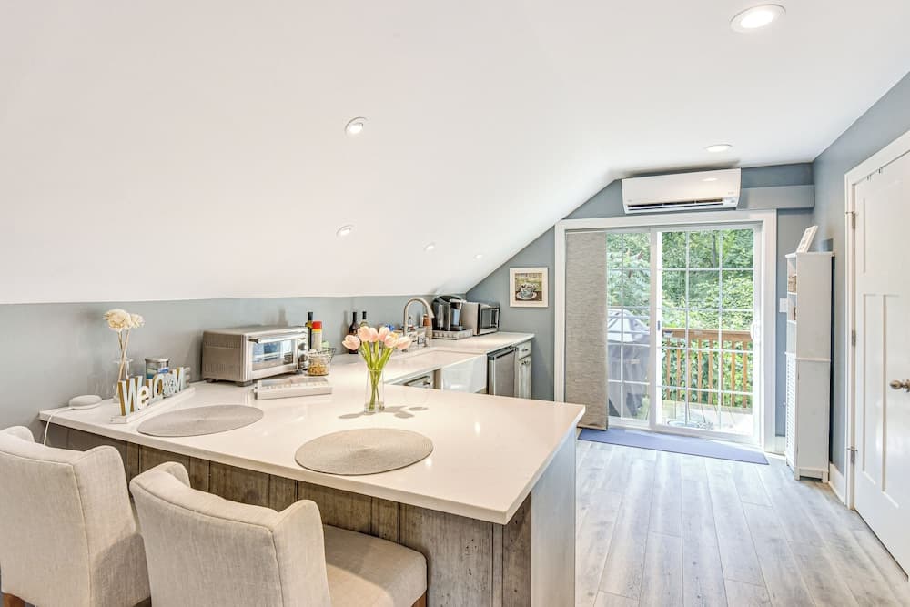 Benton Harbor Apt w/ Balcony + Fire Pit