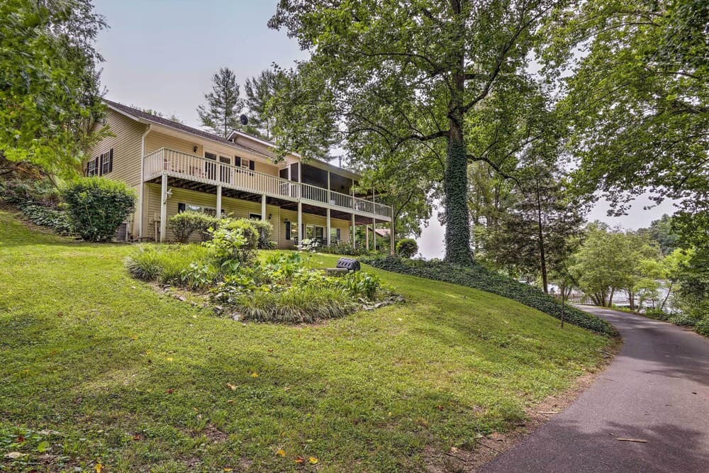 Lake Chatuge Retreat w/ Dock & Mtn Views!