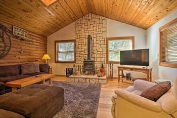 Custom-built Cabin W/spacious Deck: 5 Mi to Hiking
