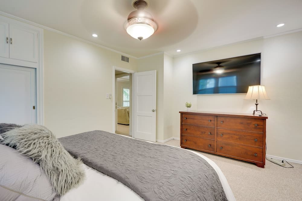 Bakersfield Oasis: Sweet Tropical Pool Setup!