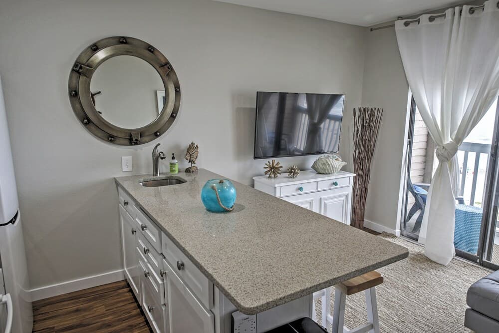 Beachfront Corpus Christi Condo w/ Deck & Views!