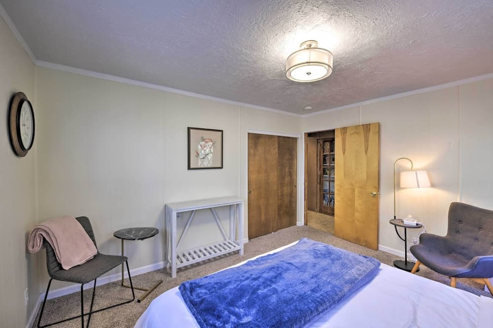 Balcony & Forest Views: Cabin in Pioneer!