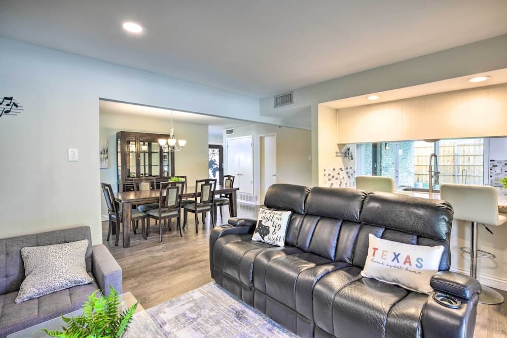 Movie Room & Private Pool: Richardson Retreat