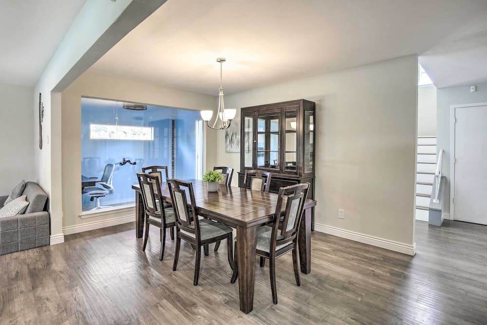 Movie Room & Private Pool: Richardson Retreat