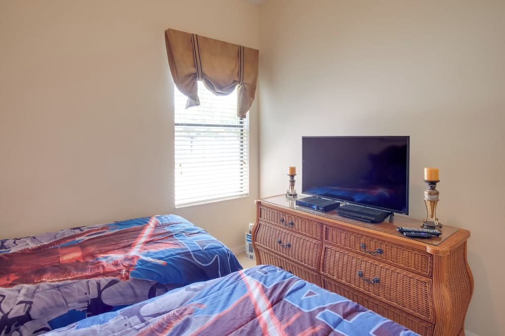 Sunny Villa w/ Lanai: 17 Mi to Disney!