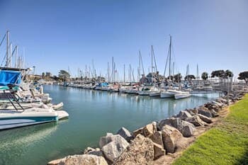 Bright Escape - 1/2 Mile to the Oceanside Harbor!