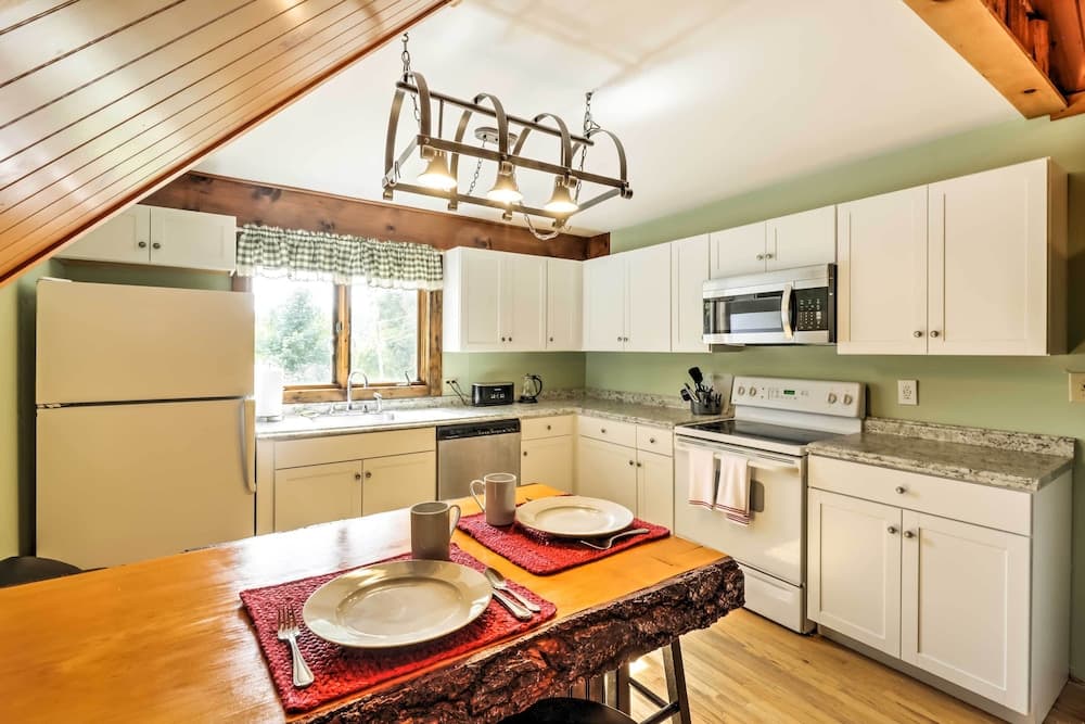 North Creek Cottage in the Adirondacks w/ Fire Pit