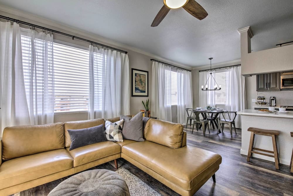 Modern Phoenix Condo w/ Resort Pool & Spa!