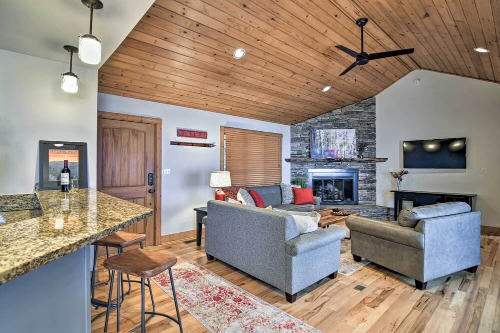 Cabin w/ Fireplace & Mountain Views: 5 Mi to Boone