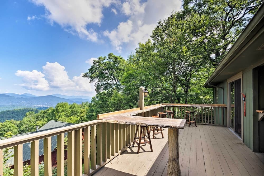 Cabin w/ Fireplace & Mountain Views: 5 Mi to Boone
