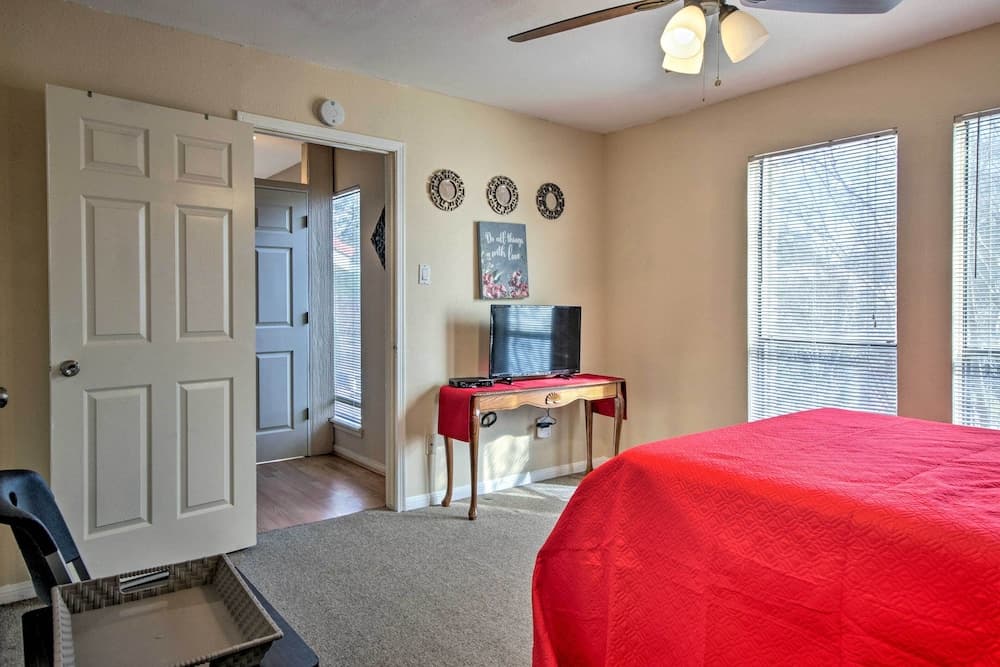 Quiet Rental w/ Balcony: 14 Mi to Downtown Houston