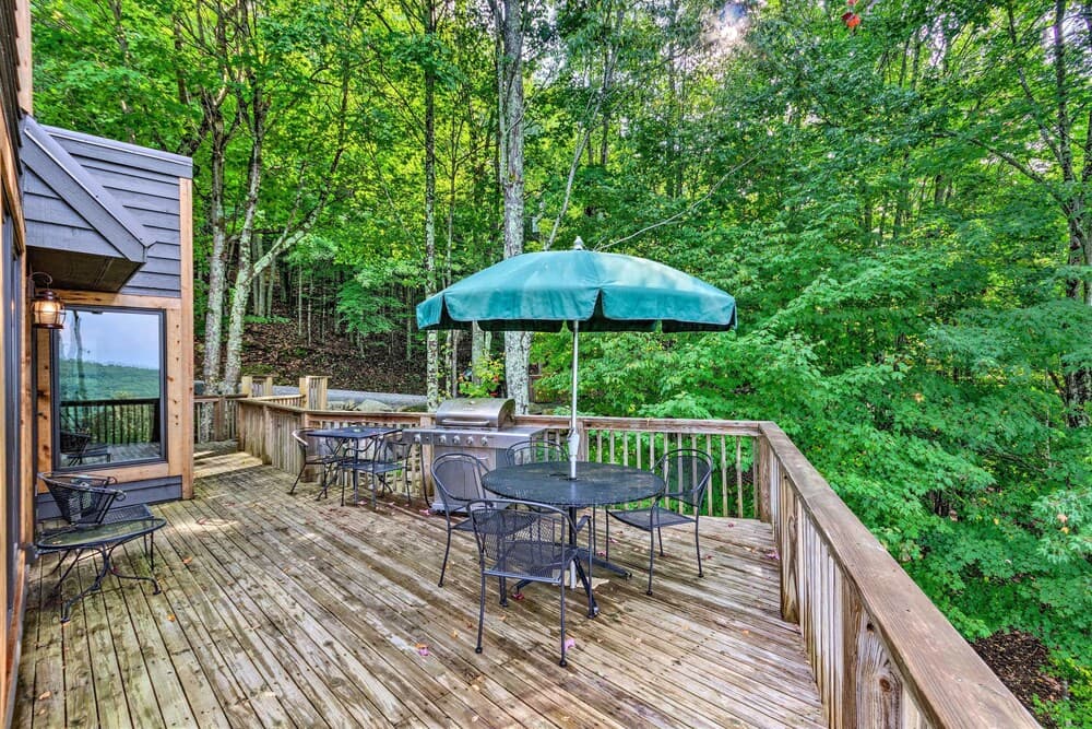 3 Mi to Beech Mtn: Treetop Cabin w/ Deck & Views