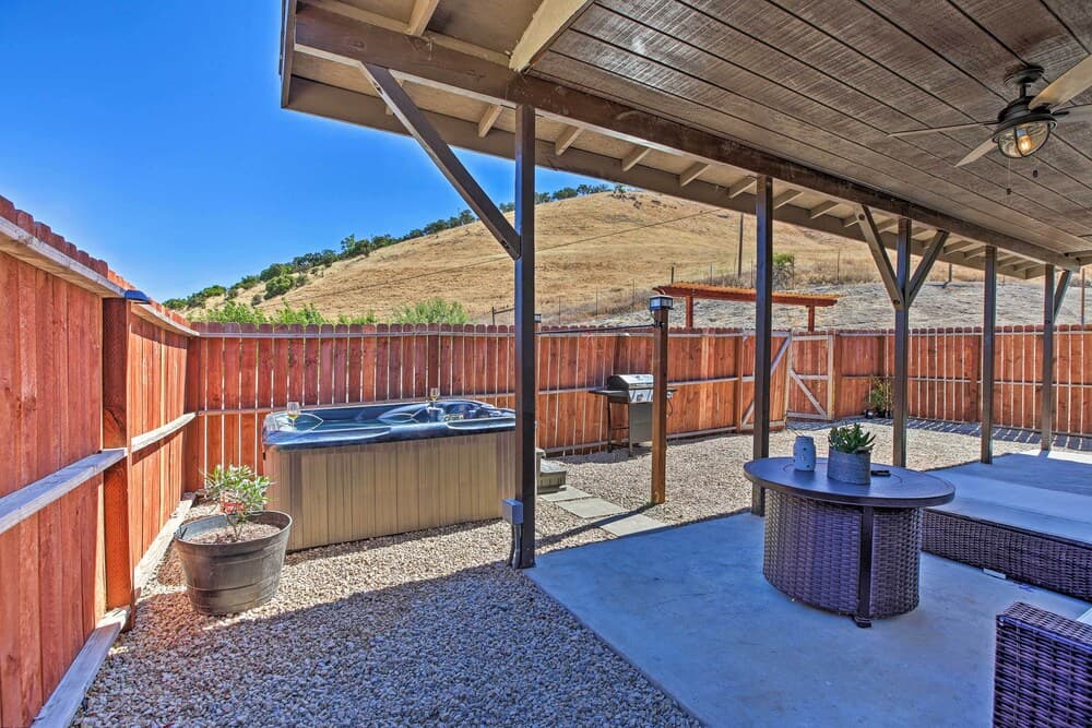 Cottage by the Lakes w/ Patio by Lake Nacimiento