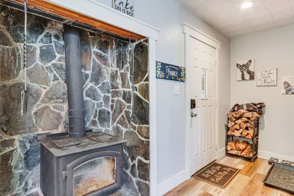Cozy Pet-friendly Coeur D'alene Lake Cottage!