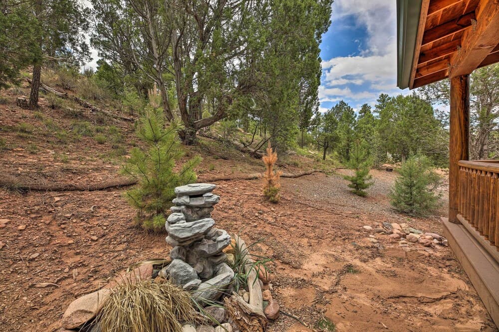 3 Mi to Fool Hollow Lake: Cozy Cabin w/ Deck