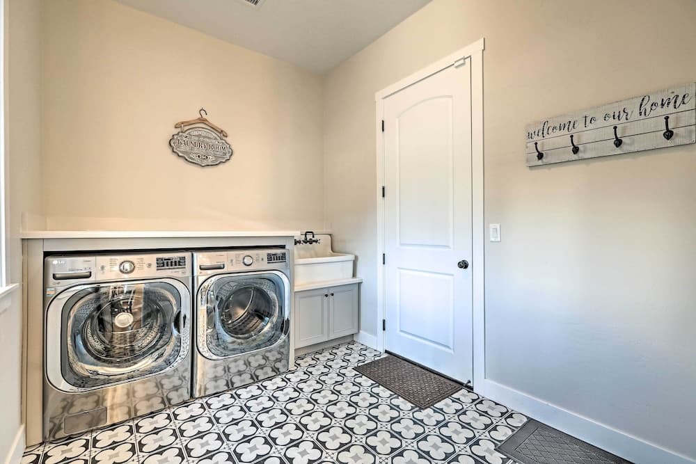 Flagstaff Oasis w/ Hot Tub - 3 Mi to Downtown!