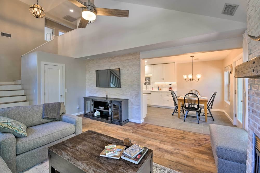 Modern Flagstaff Home w/ Bbq: Walk Downtown!