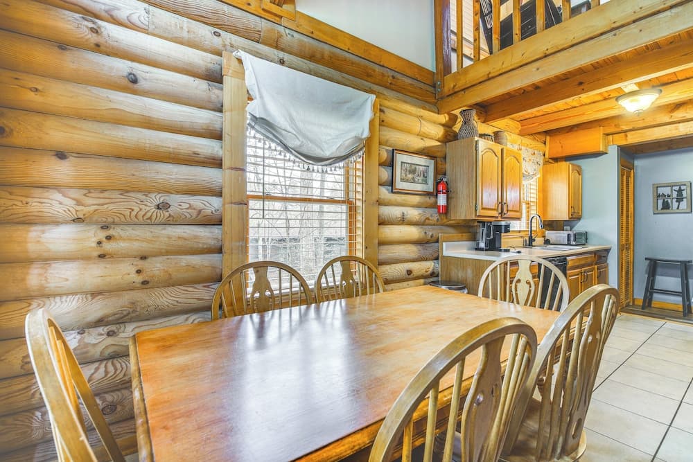 Cozy Family Cabin w/ Hot Tub ~ 4 Mi to Dollywood!