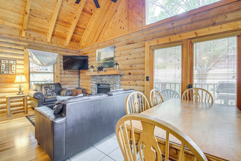 Cozy Family Cabin w/ Hot Tub ~ 4 Mi to Dollywood!