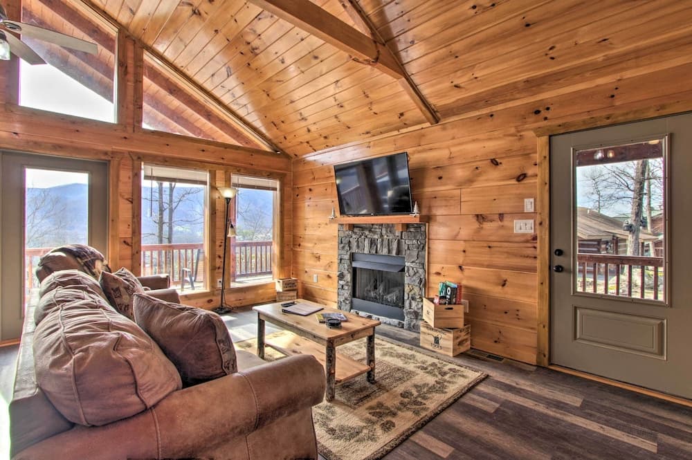 Smoky Mtn Log Cabin w/ Hot Tub & Panoramic Views!