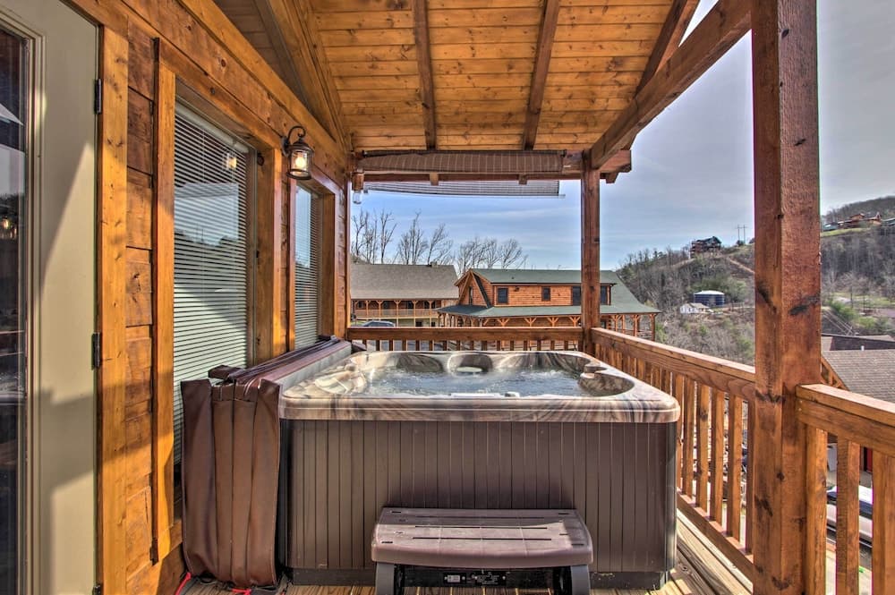 Smoky Mtn Log Cabin w/ Hot Tub & Panoramic Views!