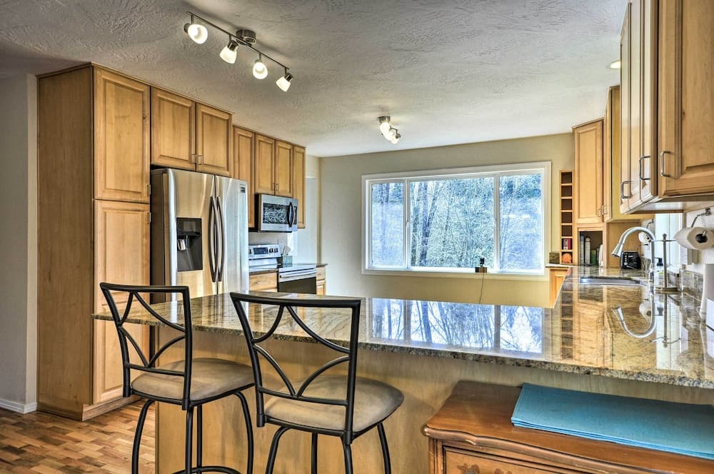 Charming Kelso Home w/ Proximity to Cowlitz River!