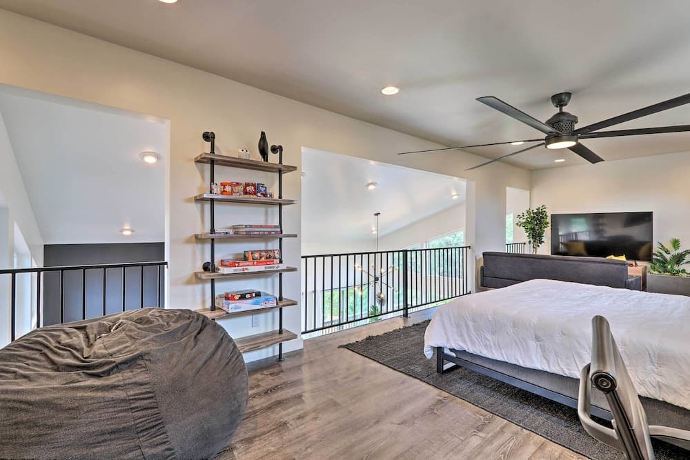 Fire Pit, Deck & Mtn Views: Upscale Pine Cabin!